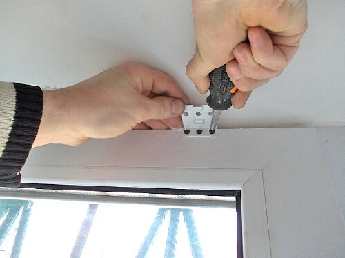 Как установить жалюзи горизонтальные на пластиковые окна (70 фото): как повесить на потолок, монтаж на стену и створку без сверления Как установить жалюзи горизонтальные на пластиковые окна (70 фото): как повесить на потолок, монтаж на стену и створку без сверления