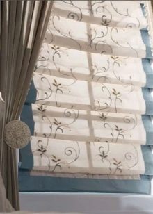 Жалюзи в спальню (75 фото): выбираем на пластиковые окна вертикальные и горизонтальные жалюзи Жалюзи в спальню (75 фото): выбираем на пластиковые окна вертикальные и горизонтальные жалюзи