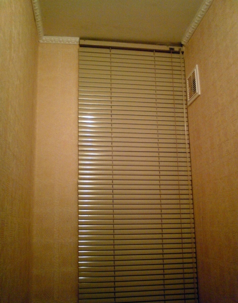 Рольставни в туалет (70 фото): жалюзи для сантехнического шкафа за унитазом, роллеты с печатью, установка и демонтаж своими руками