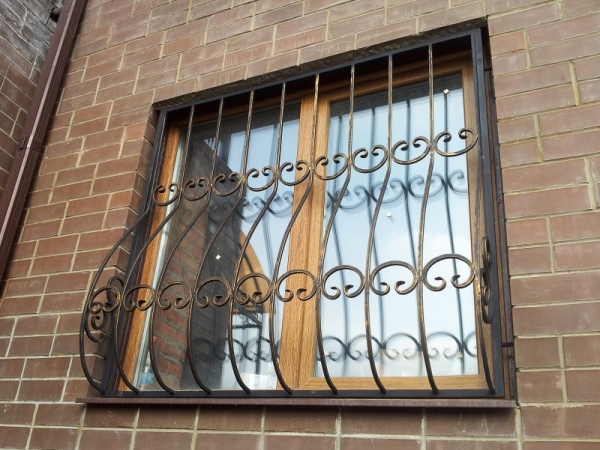 Решетки на окна — 105 фото лучших вариантов защиты окон и балконов Решетки на окна — 105 фото лучших вариантов защиты окон и балконов
