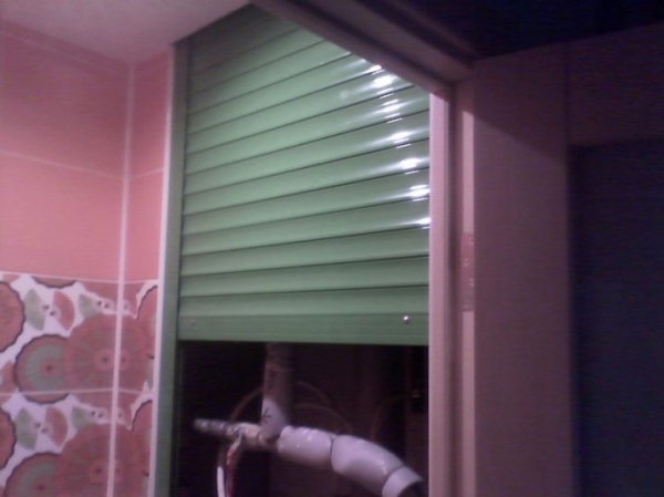 Рольставни в туалет (70 фото): жалюзи для сантехнического шкафа за унитазом, роллеты с печатью, установка и демонтаж своими руками