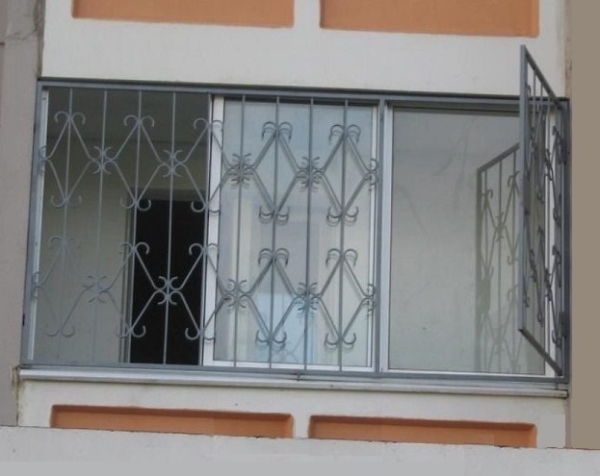 Виды решеток на балкон и лоджию: кованные, металлические, технология установки фото Виды решеток на балкон и лоджию: кованные, металлические, технология установки фото