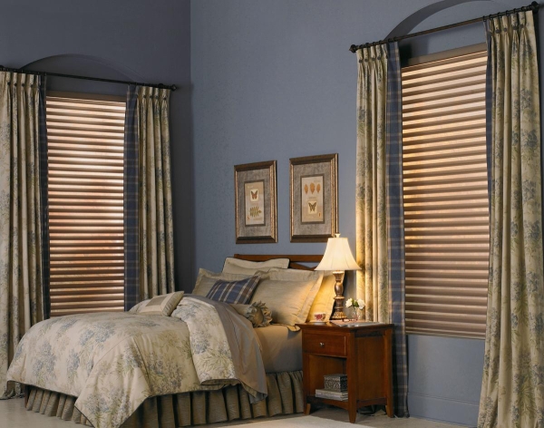 Жалюзи в спальню (75 фото): выбираем на пластиковые окна вертикальные и горизонтальные жалюзи Жалюзи в спальню (75 фото): выбираем на пластиковые окна вертикальные и горизонтальные жалюзи