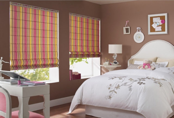 Жалюзи в спальню (75 фото): выбираем на пластиковые окна вертикальные и горизонтальные жалюзи Жалюзи в спальню (75 фото): выбираем на пластиковые окна вертикальные и горизонтальные жалюзи