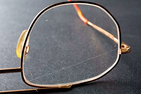 Как убрать царапину со стекла окна?