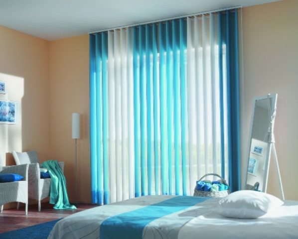 Жалюзи в спальню (75 фото): выбираем на пластиковые окна вертикальные и горизонтальные жалюзи Жалюзи в спальню (75 фото): выбираем на пластиковые окна вертикальные и горизонтальные жалюзи