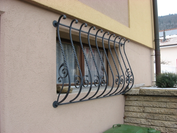 Решетки на окна — 105 фото лучших вариантов защиты окон и балконов Решетки на окна — 105 фото лучших вариантов защиты окон и балконов