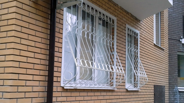 Решетки для цокольных окон (кованые), решетка на полуподвальное окно (цоколь) из металла, купить в Москве Решетки для цокольных окон (кованые), решетка на полуподвальное окно (цоколь) из металла, купить в Москве