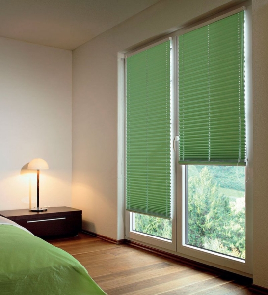 Жалюзи в спальню (75 фото): выбираем на пластиковые окна вертикальные и горизонтальные жалюзи Жалюзи в спальню (75 фото): выбираем на пластиковые окна вертикальные и горизонтальные жалюзи