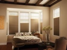 Жалюзи в спальню (75 фото): выбираем на пластиковые окна вертикальные и горизонтальные жалюзи Жалюзи в спальню (75 фото): выбираем на пластиковые окна вертикальные и горизонтальные жалюзи
