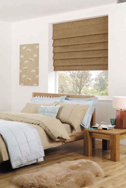 Жалюзи в спальню (75 фото): выбираем на пластиковые окна вертикальные и горизонтальные жалюзи Жалюзи в спальню (75 фото): выбираем на пластиковые окна вертикальные и горизонтальные жалюзи