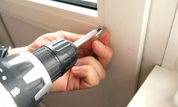 Как установить жалюзи горизонтальные на пластиковые окна (70 фото): как повесить на потолок, монтаж на стену и створку без сверления Как установить жалюзи горизонтальные на пластиковые окна (70 фото): как повесить на потолок, монтаж на стену и створку без сверления