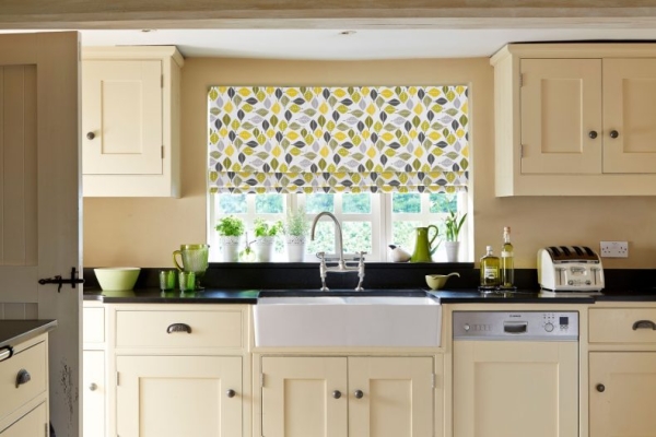 Как правильно выбрать римские шторы на кухню, фото в интерьере, видео Как правильно выбрать римские шторы на кухню, фото в интерьере, видео
