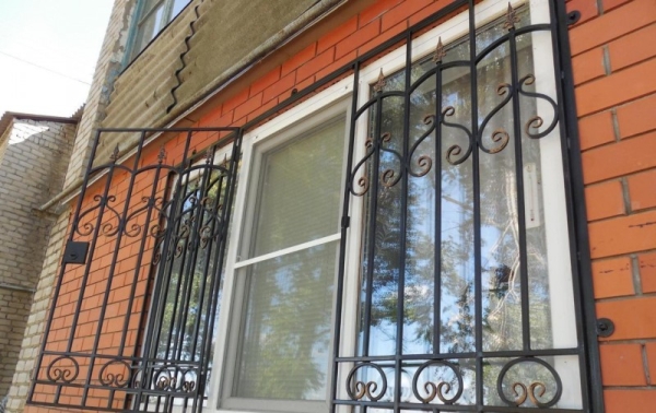 Решетки на окна — 105 фото лучших вариантов защиты окон и балконов Решетки на окна — 105 фото лучших вариантов защиты окон и балконов