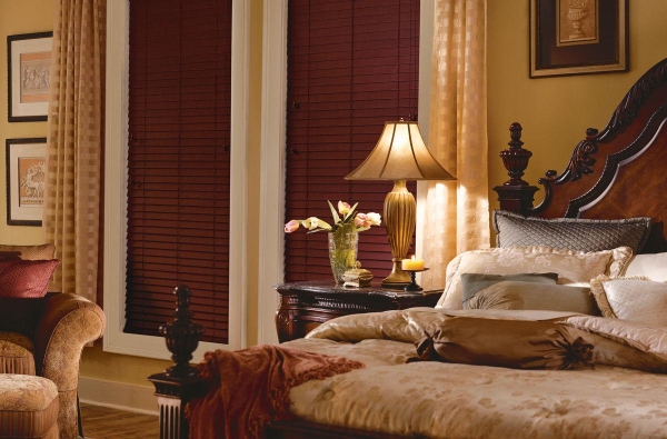 Жалюзи в спальню (75 фото): выбираем на пластиковые окна вертикальные и горизонтальные жалюзи Жалюзи в спальню (75 фото): выбираем на пластиковые окна вертикальные и горизонтальные жалюзи