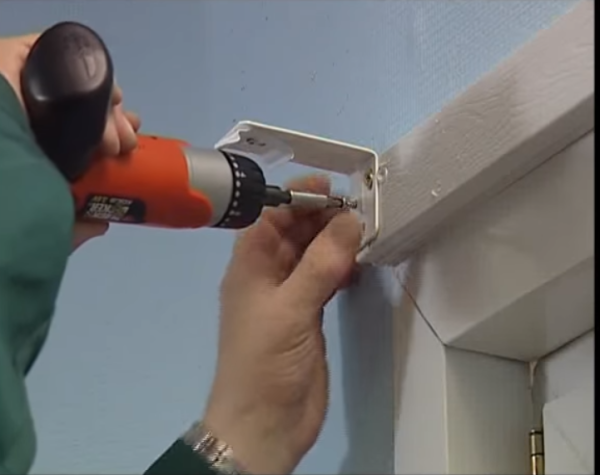 Как установить жалюзи горизонтальные на пластиковые окна (70 фото): как повесить на потолок, монтаж на стену и створку без сверления Как установить жалюзи горизонтальные на пластиковые окна (70 фото): как повесить на потолок, монтаж на стену и створку без сверления