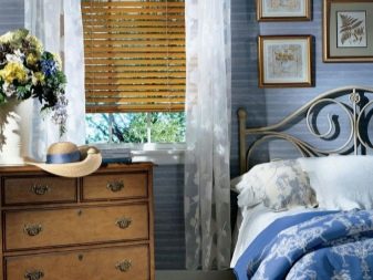 Жалюзи в спальню (75 фото): выбираем на пластиковые окна вертикальные и горизонтальные жалюзи Жалюзи в спальню (75 фото): выбираем на пластиковые окна вертикальные и горизонтальные жалюзи