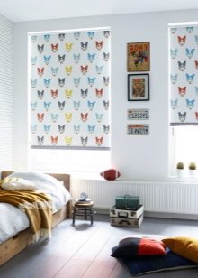 Жалюзи в спальню (75 фото): выбираем на пластиковые окна вертикальные и горизонтальные жалюзи Жалюзи в спальню (75 фото): выбираем на пластиковые окна вертикальные и горизонтальные жалюзи