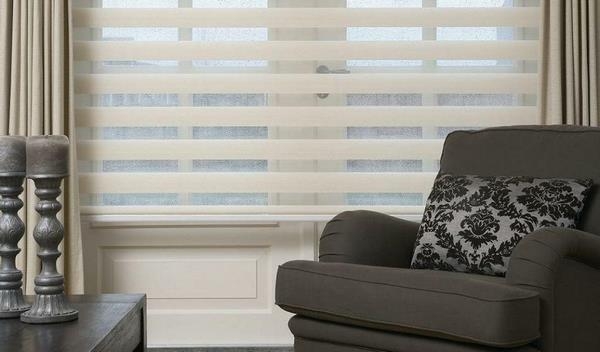 Рулонные шторы «день-ночь» на пластиковые окна: в интерьере, выбор конструкции, монтаж Рулонные шторы «день-ночь» на пластиковые окна: в интерьере, выбор конструкции, монтаж