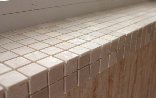 Отделка подоконника плиткой Отделка подоконника плиткой