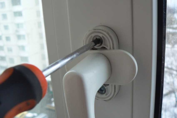 Мыть окна моющим пылесосом: можно ли использовать прибор для чистки стекол, как правильно им пользоваться? Мыть окна моющим пылесосом: можно ли использовать прибор для чистки стекол, как правильно им пользоваться?