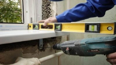 Демонтаж пластикового подоконника Демонтаж пластикового подоконника