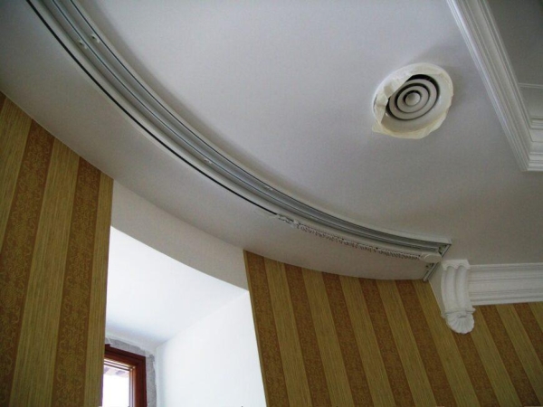 Гардины для штор, виды карнизов для штор, какие лучше выбрать самые удобные настенные варианты в зал — 39 фото