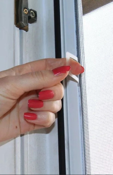 Сетка в пластиковом окне меняется очень просто Сетка в пластиковом окне меняется очень просто