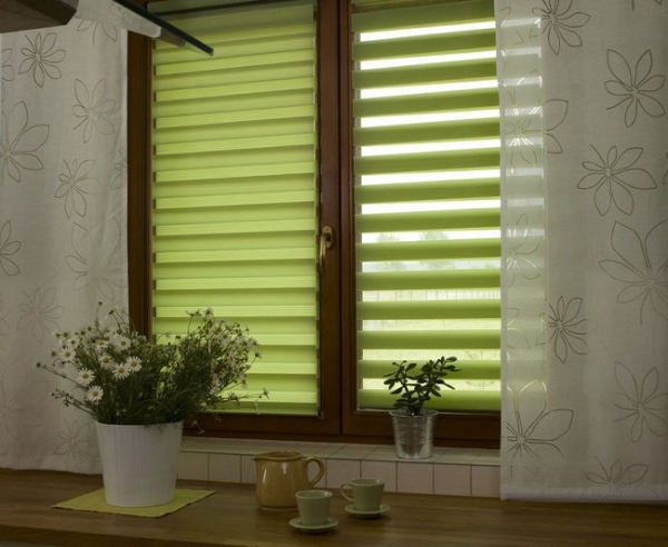 Рулонные шторы «день-ночь» на пластиковые окна: в интерьере, выбор конструкции, монтаж Рулонные шторы «день-ночь» на пластиковые окна: в интерьере, выбор конструкции, монтаж