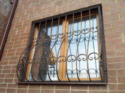 Определяемся с выбором: рольставни или решетки?