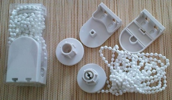 Рулонные шторы «день-ночь» на пластиковые окна: в интерьере, выбор конструкции, монтаж Рулонные шторы «день-ночь» на пластиковые окна: в интерьере, выбор конструкции, монтаж