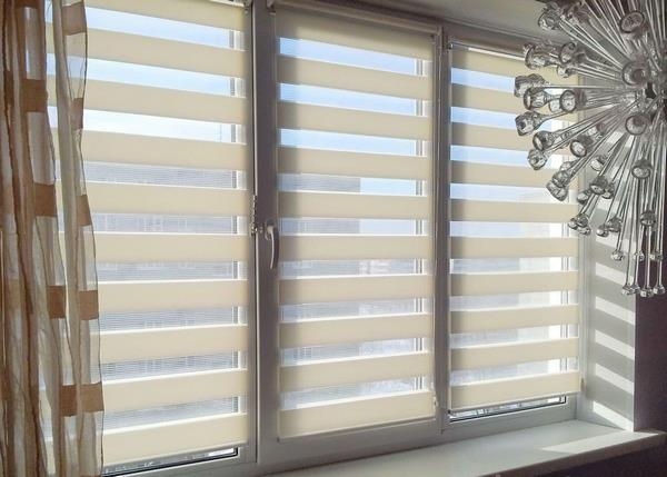 Рулонные шторы «день-ночь» на пластиковые окна: в интерьере, выбор конструкции, монтаж Рулонные шторы «день-ночь» на пластиковые окна: в интерьере, выбор конструкции, монтаж