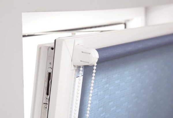 Рулонные шторы «день-ночь» на пластиковые окна: в интерьере, выбор конструкции, монтаж Рулонные шторы «день-ночь» на пластиковые окна: в интерьере, выбор конструкции, монтаж