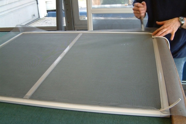 Сетка в пластиковом окне меняется очень просто Сетка в пластиковом окне меняется очень просто