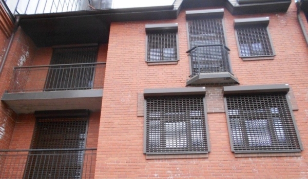 Определяемся с выбором: рольставни или решетки?