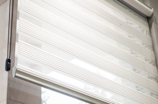 Рулонные шторы «день-ночь» на пластиковые окна: в интерьере, выбор конструкции, монтаж Рулонные шторы «день-ночь» на пластиковые окна: в интерьере, выбор конструкции, монтаж