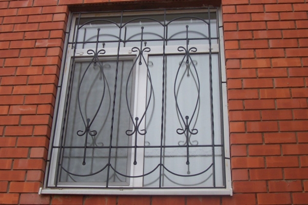 Решетки на окна дачного домика – требования к конструкциям Решетки на окна дачного домика – требования к конструкциям