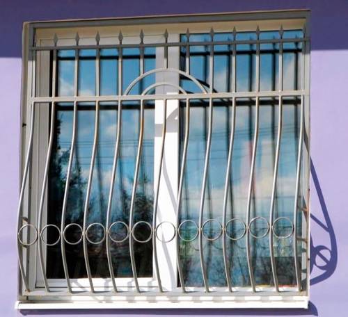 Определяемся с выбором: рольставни или решетки?