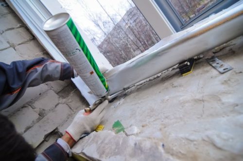 Демонтаж пластикового подоконника Демонтаж пластикового подоконника