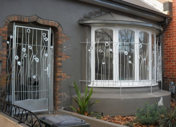 Решетки на окна дачного домика – требования к конструкциям Решетки на окна дачного домика – требования к конструкциям