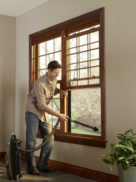 Мыть окна моющим пылесосом: можно ли использовать прибор для чистки стекол, как правильно им пользоваться? Мыть окна моющим пылесосом: можно ли использовать прибор для чистки стекол, как правильно им пользоваться?