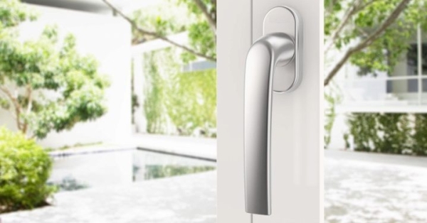 Фурнитура для алюминиевых окон: противовзломная продукция для раздвижных конструкций, ручки и комплектующие, гребенка и уплотнитель