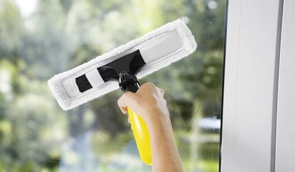 Мыть окна моющим пылесосом: можно ли использовать прибор для чистки стекол, как правильно им пользоваться? Мыть окна моющим пылесосом: можно ли использовать прибор для чистки стекол, как правильно им пользоваться?