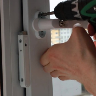 Фурнитура для алюминиевых окон: противовзломная продукция для раздвижных конструкций, ручки и комплектующие, гребенка и уплотнитель