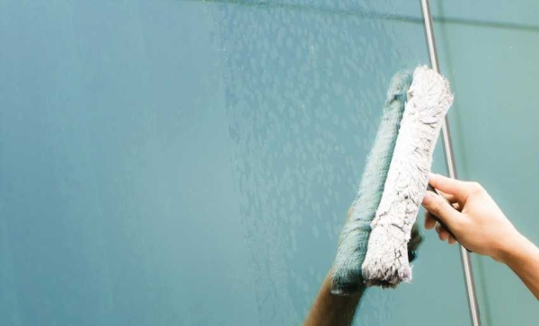 Мыть окна моющим пылесосом: можно ли использовать прибор для чистки стекол, как правильно им пользоваться? Мыть окна моющим пылесосом: можно ли использовать прибор для чистки стекол, как правильно им пользоваться?