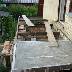 Балкон в деревянном доме: как сделать своими руками Балкон в деревянном доме: как сделать своими руками