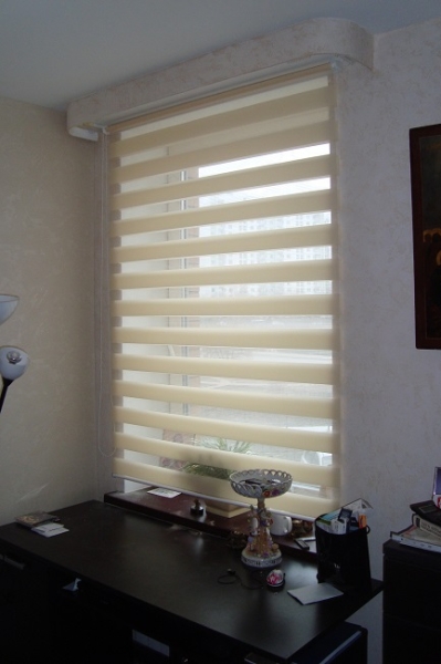 Рулонные шторы «день-ночь» на пластиковые окна: в интерьере, выбор конструкции, монтаж Рулонные шторы «день-ночь» на пластиковые окна: в интерьере, выбор конструкции, монтаж