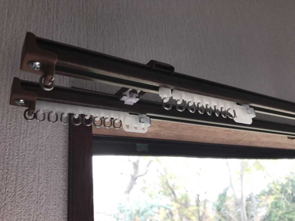 Гардины для штор, виды карнизов для штор, какие лучше выбрать самые удобные настенные варианты в зал — 39 фото