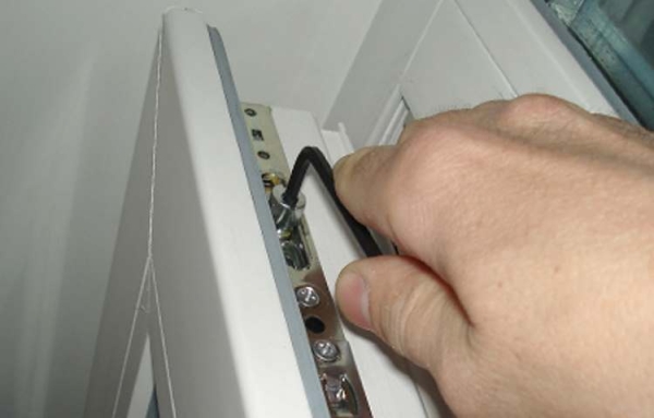 Чем и как правильно смазывать пластиковые окна? Чем и как правильно смазывать пластиковые окна?