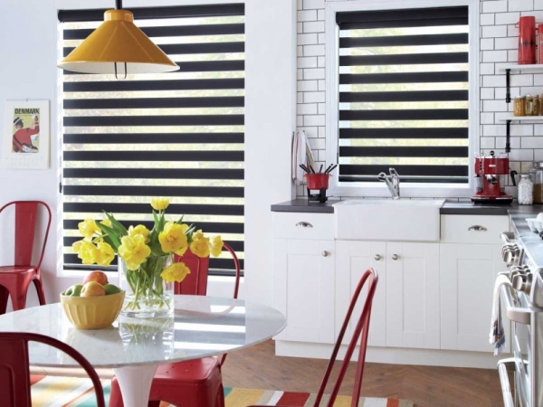 Рулонные шторы «день-ночь» на пластиковые окна: в интерьере, выбор конструкции, монтаж Рулонные шторы «день-ночь» на пластиковые окна: в интерьере, выбор конструкции, монтаж